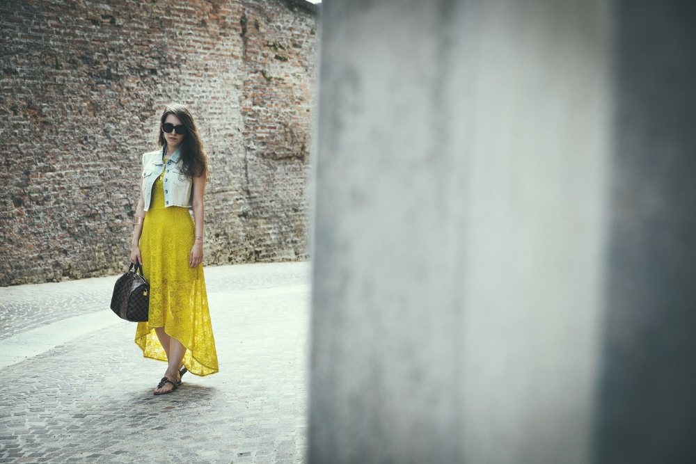 Un maxi dress del colore del sole per un giorno speciale