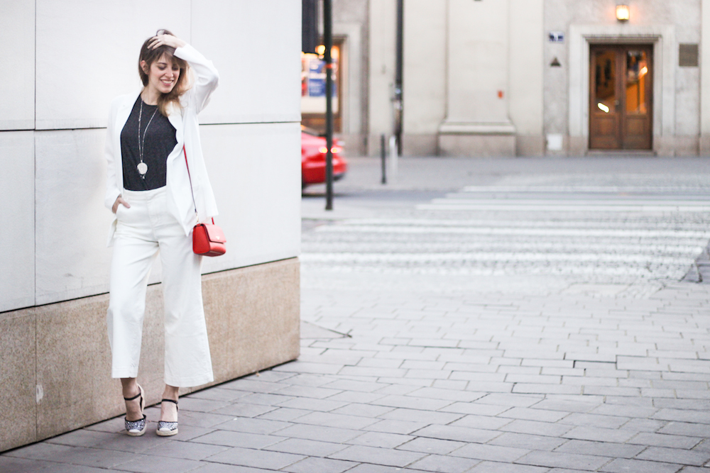 outfit Cracovia - blogger a Cracovia - Tatiana Biggi - outfit turista - outfit bianco e nero - outfit panta coulottes - 