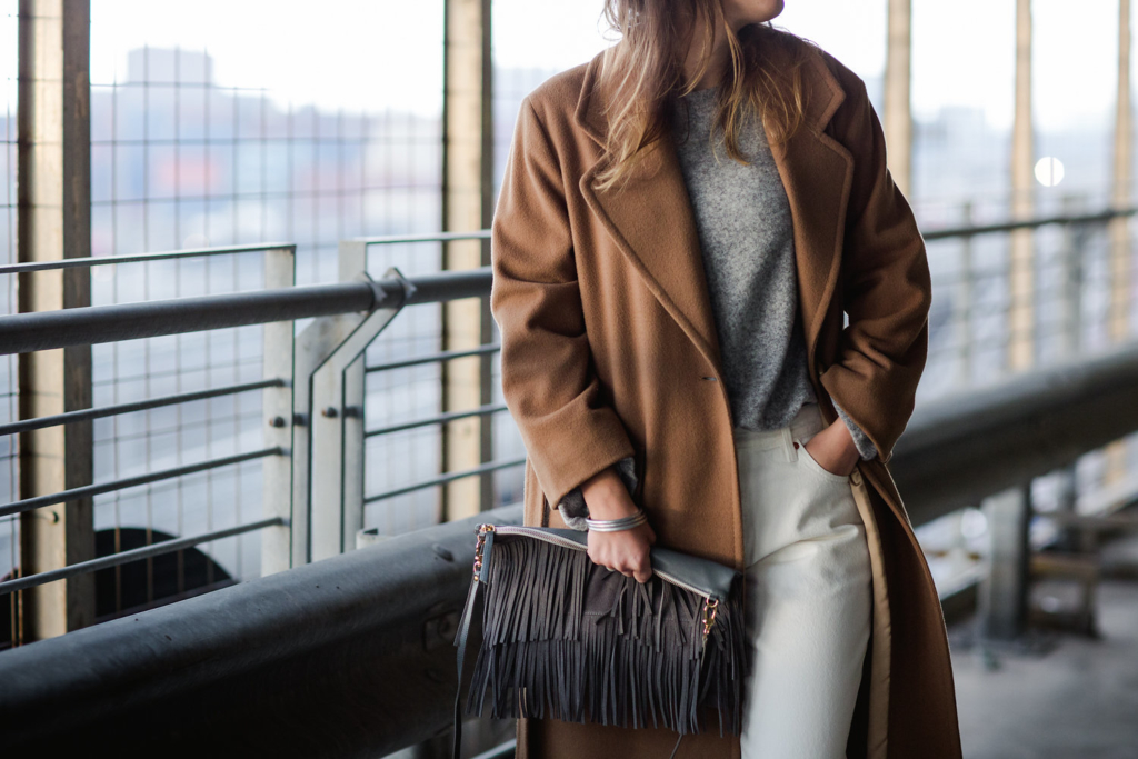 outfit dicembre - Tatiana Biggi blogger - Tatiana Biggi blogger Italia - come vestirsi in inverno - outfit inverno - dicembre come vestirsi - outfit cappotto cammello - outfit pantaloni bianchi - outfit Stan Smith - 