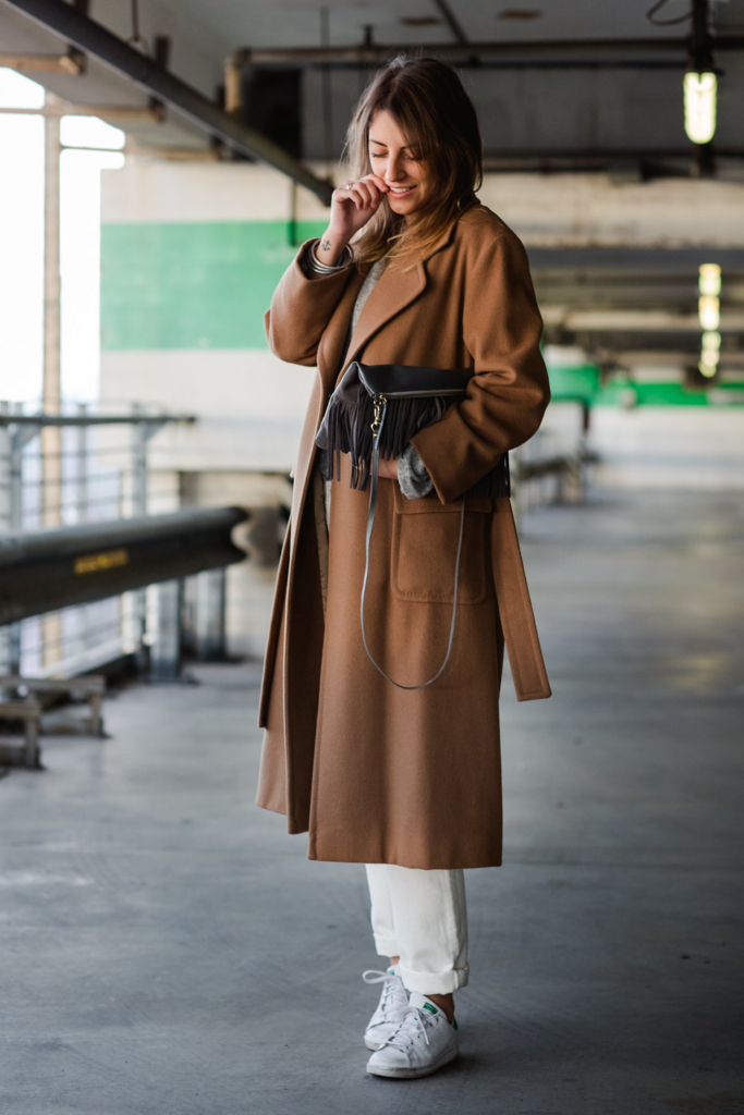 outfit dicembre - Tatiana Biggi blogger - Tatiana Biggi blogger Italia - come vestirsi in inverno - outfit inverno - dicembre come vestirsi - outfit cappotto cammello - outfit pantaloni bianchi - outfit Stan Smith - 