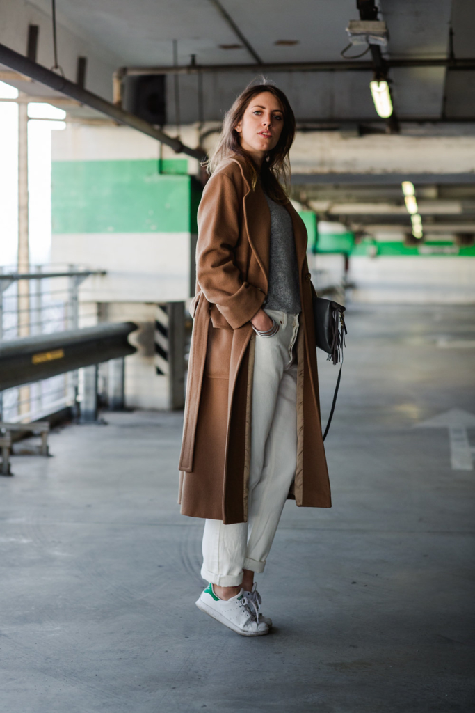 outfit dicembre - Tatiana Biggi blogger - Tatiana Biggi blogger Italia - come vestirsi in inverno - outfit inverno - dicembre come vestirsi - outfit cappotto cammello - outfit pantaloni bianchi - outfit Stan Smith - 