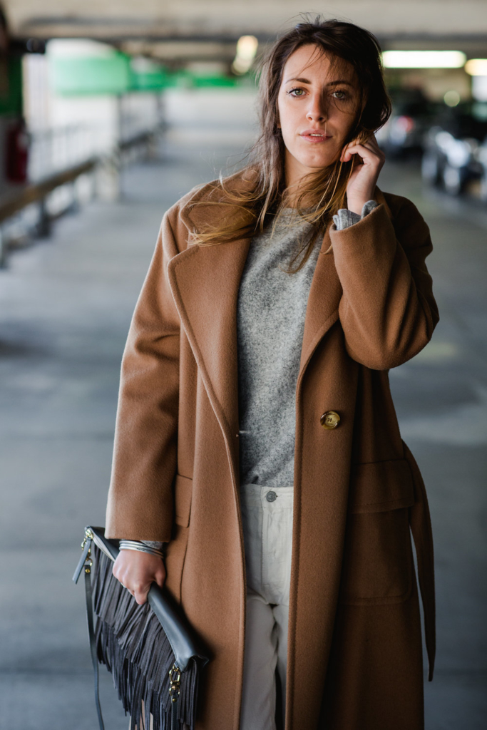 outfit dicembre - Tatiana Biggi blogger - Tatiana Biggi blogger Italia - come vestirsi in inverno - outfit inverno - dicembre come vestirsi - outfit cappotto cammello - outfit pantaloni bianchi - outfit Stan Smith - 