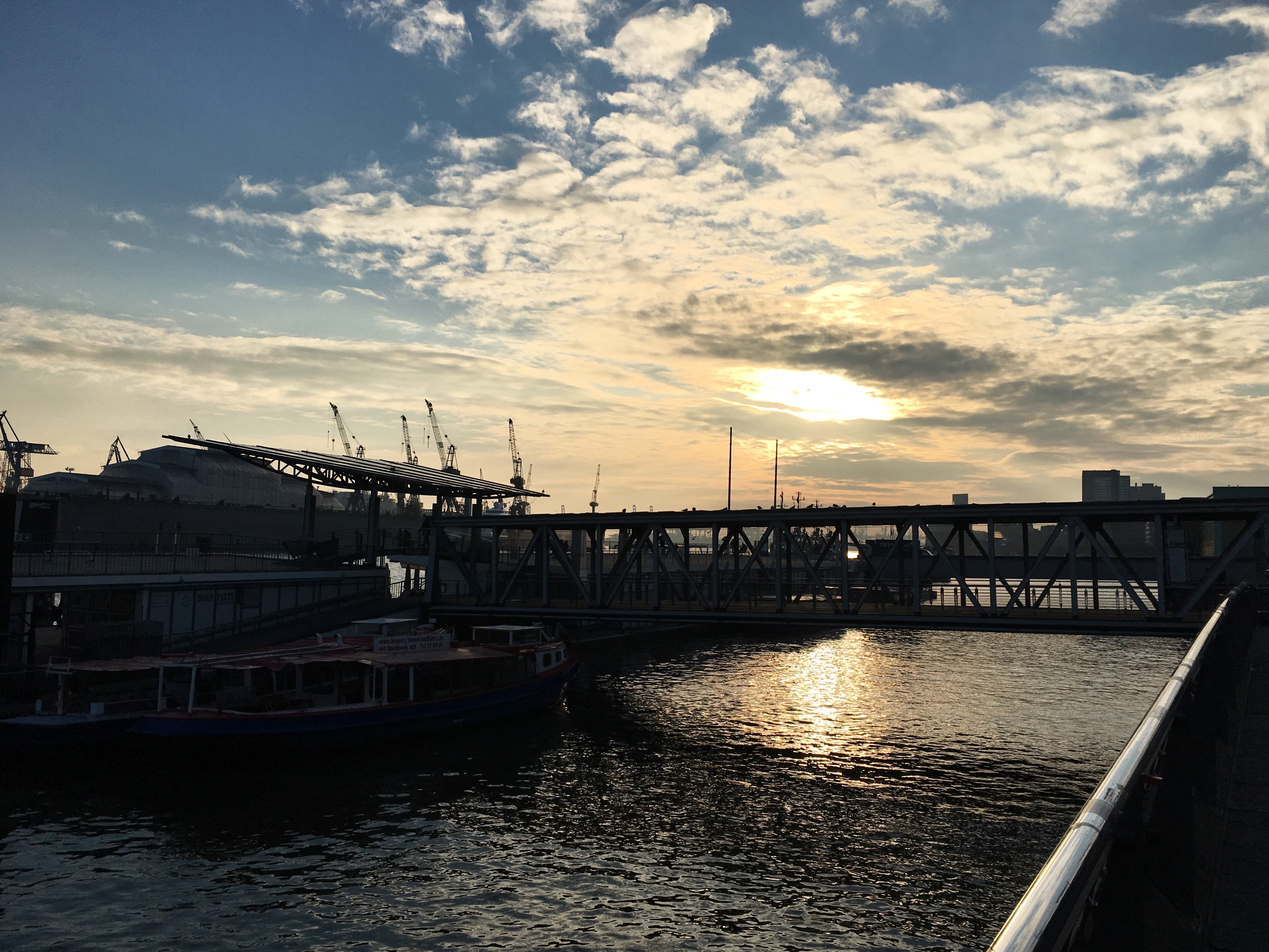 Il tramonto sul porto di Amburgo